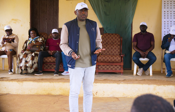Un enquêteur (T-shirt blanc) en pleine collecte de données.