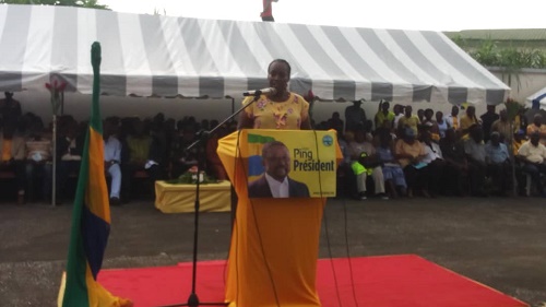 Madame Yembi, membre de la Coalition pour la nouvelle République, le 15 décembre durant le meeting de Jean Ping.