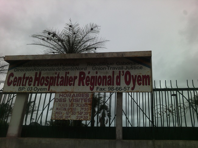 La pancarte située à l’entrée du CHRO est dans un état vétuste