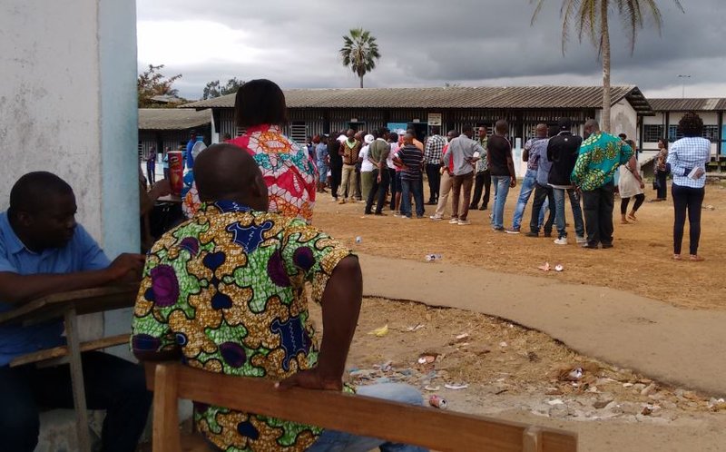 Une file d’électeurs dans un centre de vote, à Libreville, durant l’élection présidentielle du 27 août 2016 au Gabon. Photo archives UNOCA
