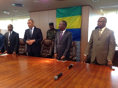 Le ministre Eyogo Edzang ( mains jointes) face à la presse, présente les dirigeants de l’autorité transitoire de la SEEG