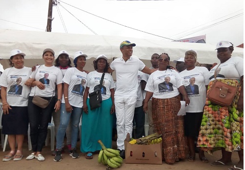 Franck Nguéma a reçu un cadeau des commerçantes d’Angondjé-Château.