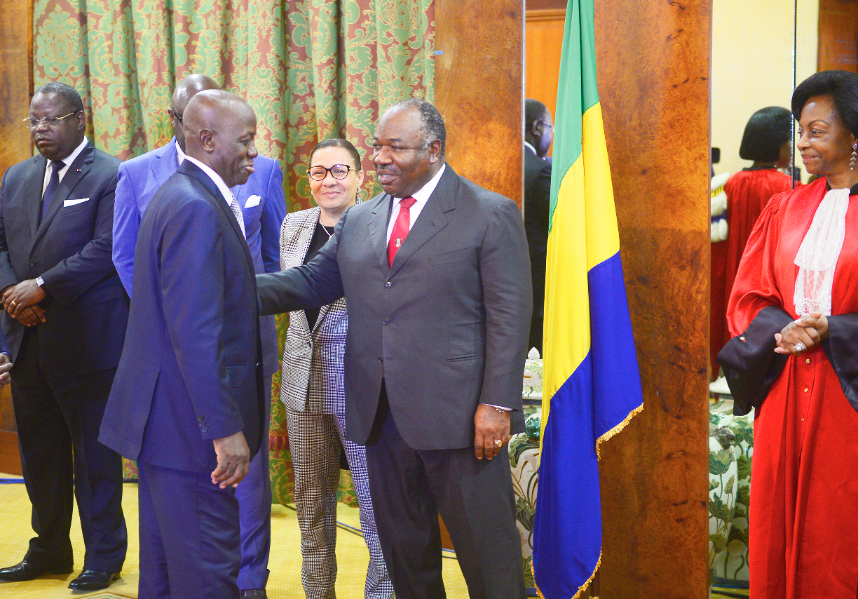 Le Chef de l’Etat félicite le ministre entrant Michel Menga M’Essone à l’issue de la cérémonie de prestation de serment